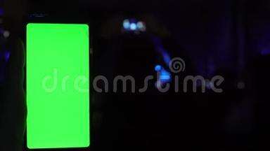 技术党概念手握手机手机手机与绿屏变色跟踪哑光狂欢舞台